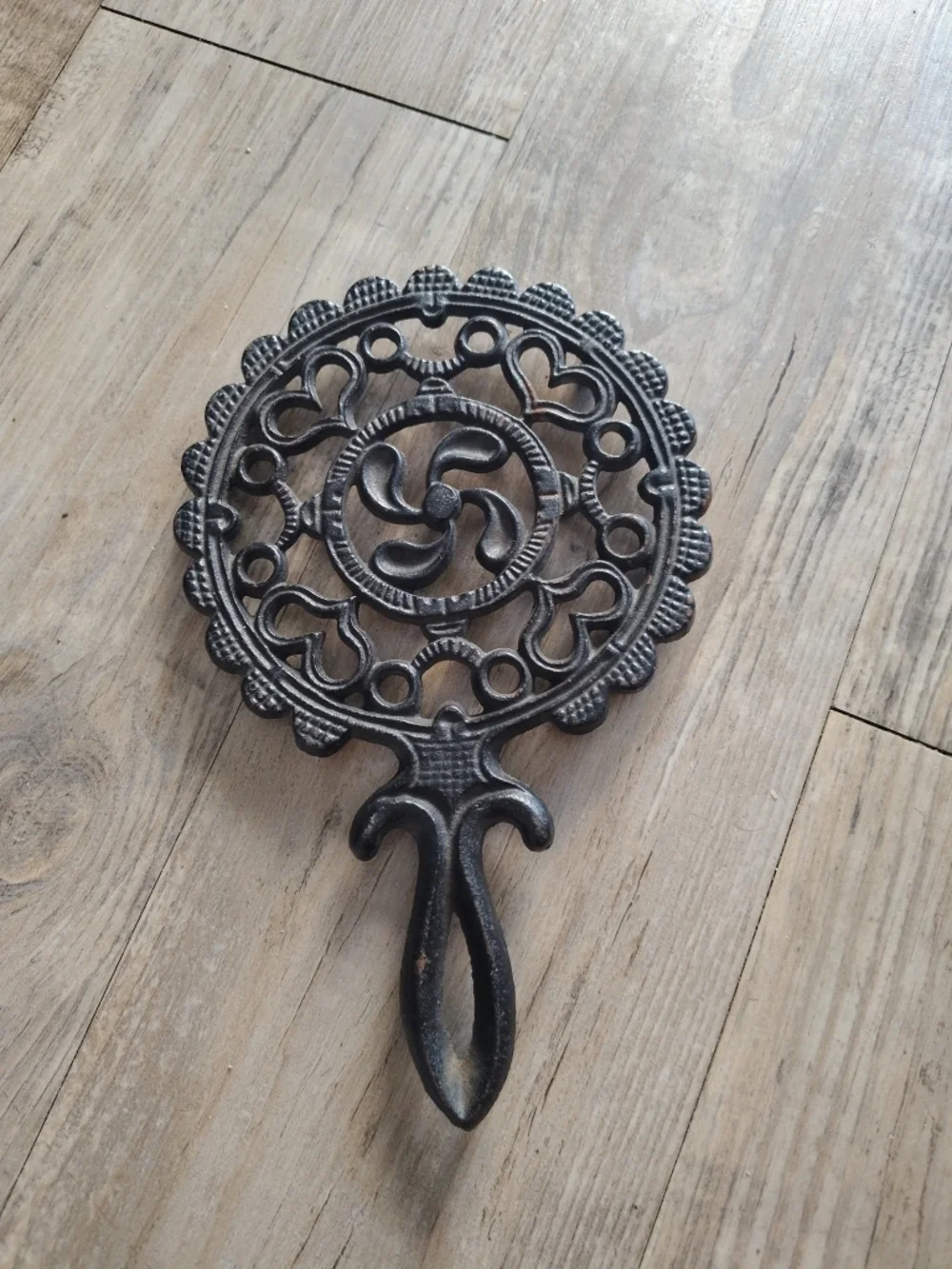 Vintage JZH T-7 Tulip Cast Iron Trivet - Scalloped Hearts Hot Plate Decor